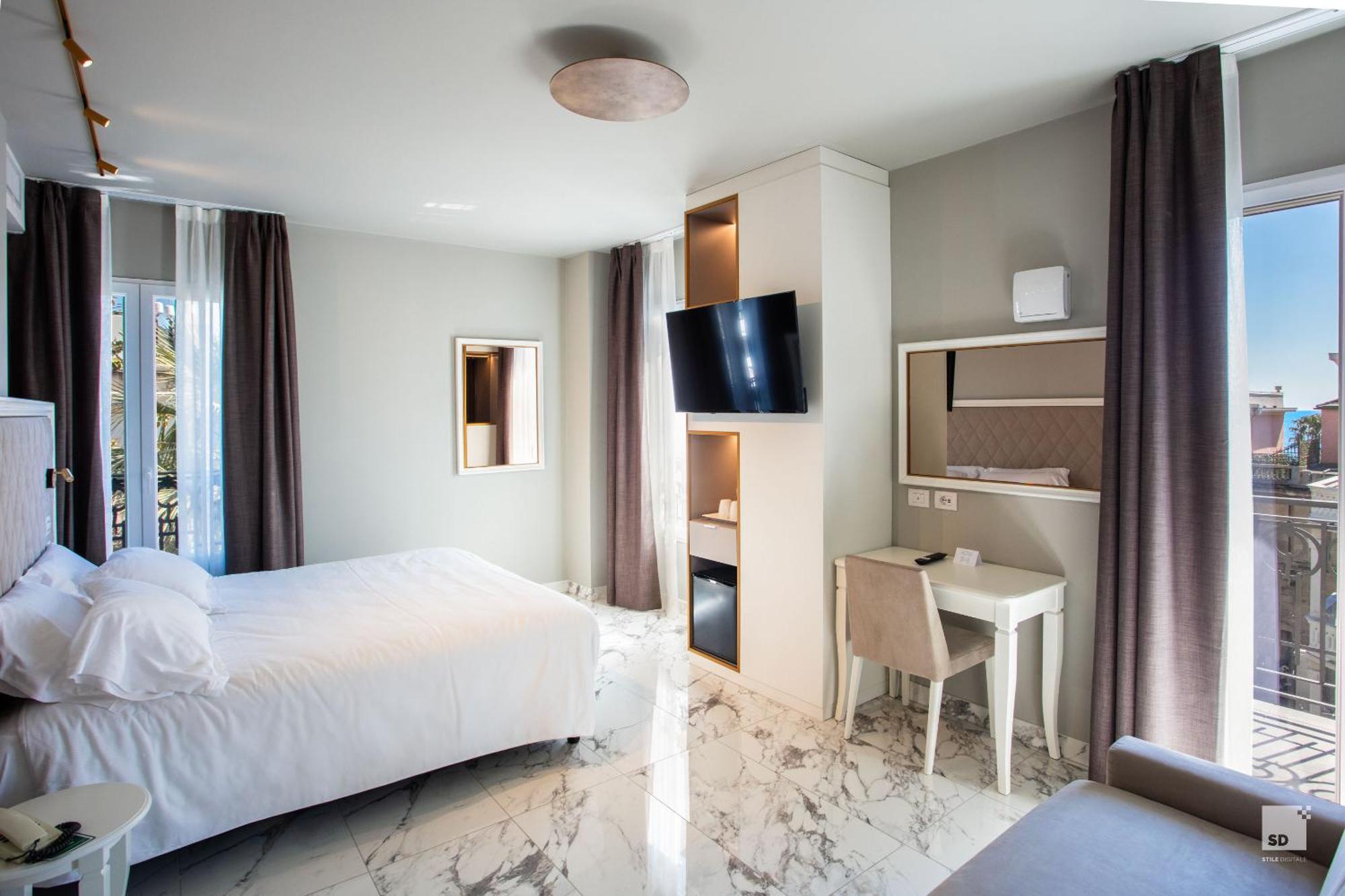 Hotel Villa Elena วาราซเซ ภายนอก รูปภาพ