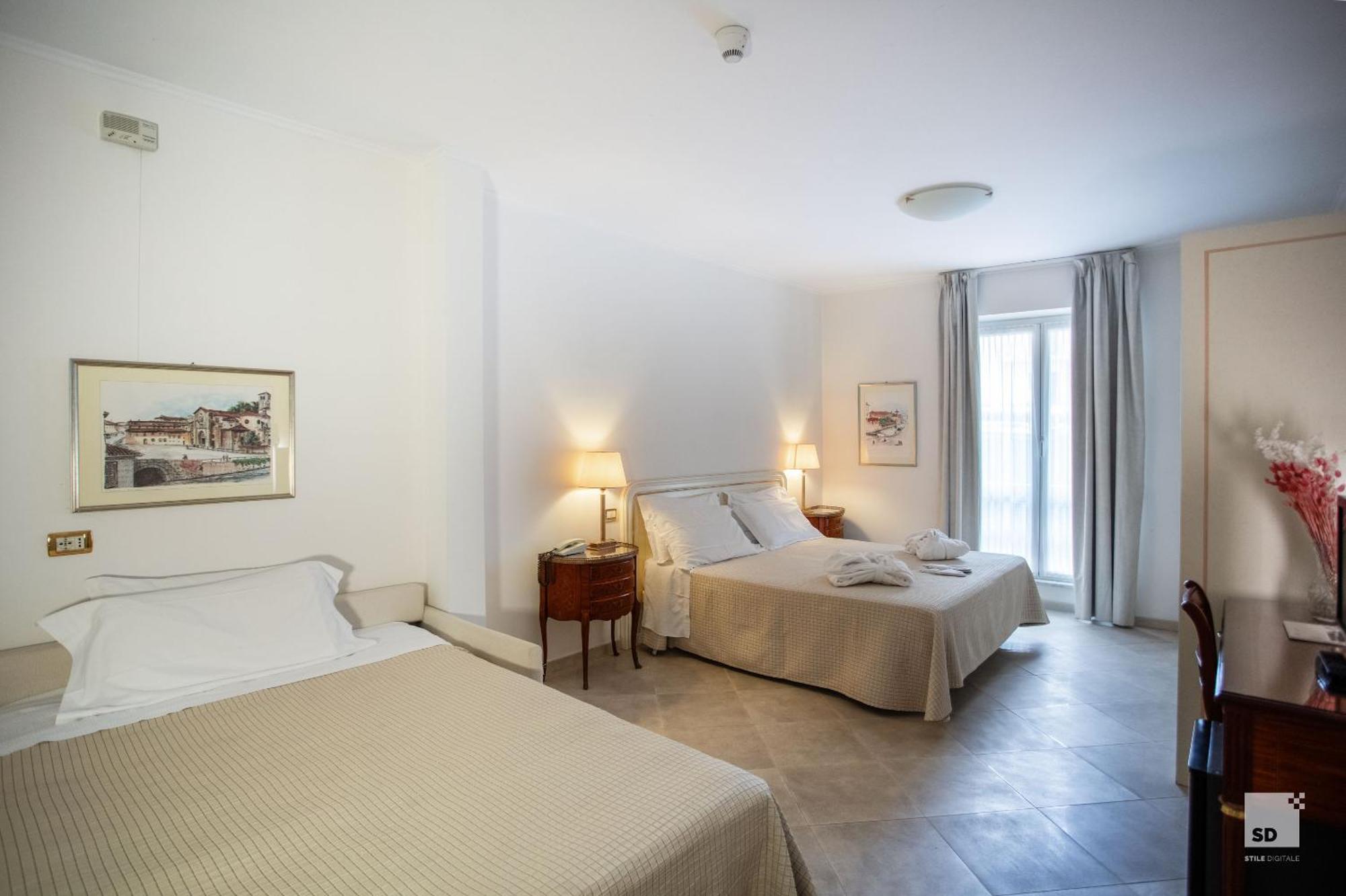 Hotel Villa Elena วาราซเซ ภายนอก รูปภาพ