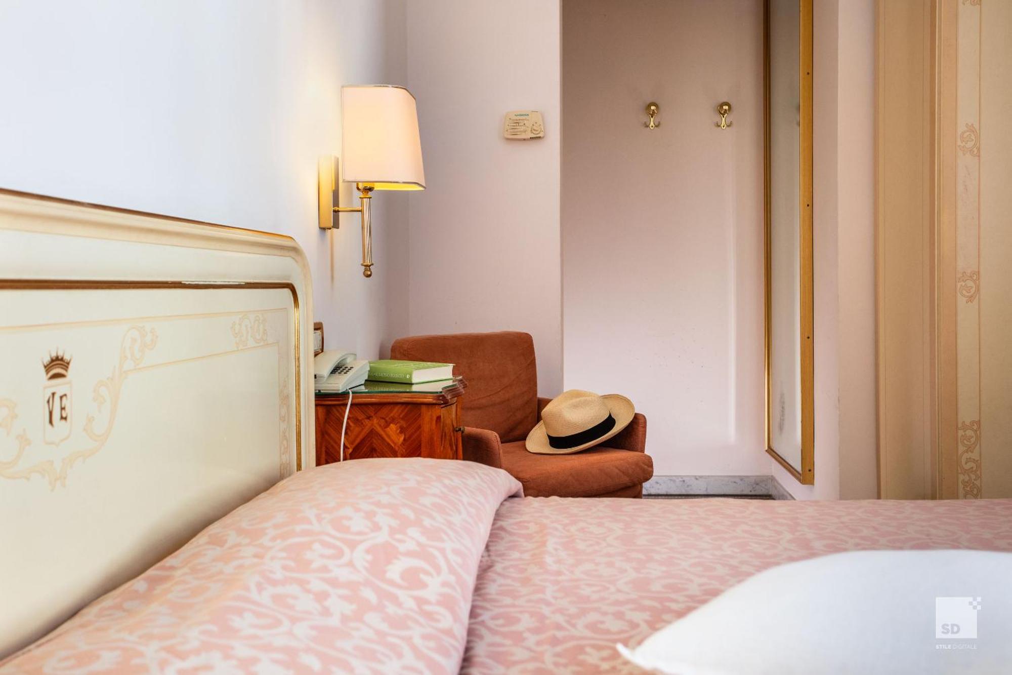 Hotel Villa Elena วาราซเซ ภายนอก รูปภาพ