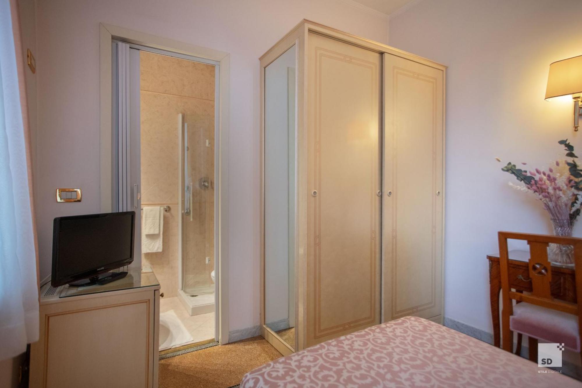 Hotel Villa Elena วาราซเซ ภายนอก รูปภาพ